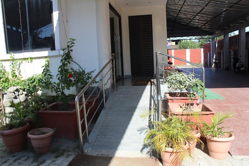 Dibrugarh Club House Hotel Ngoại thất bức ảnh