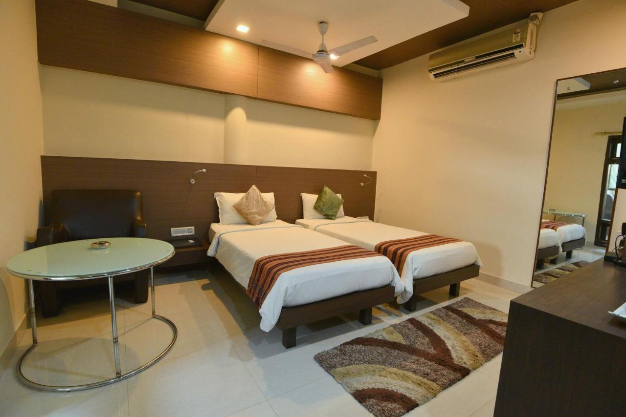 Dibrugarh Club House Hotel Ngoại thất bức ảnh